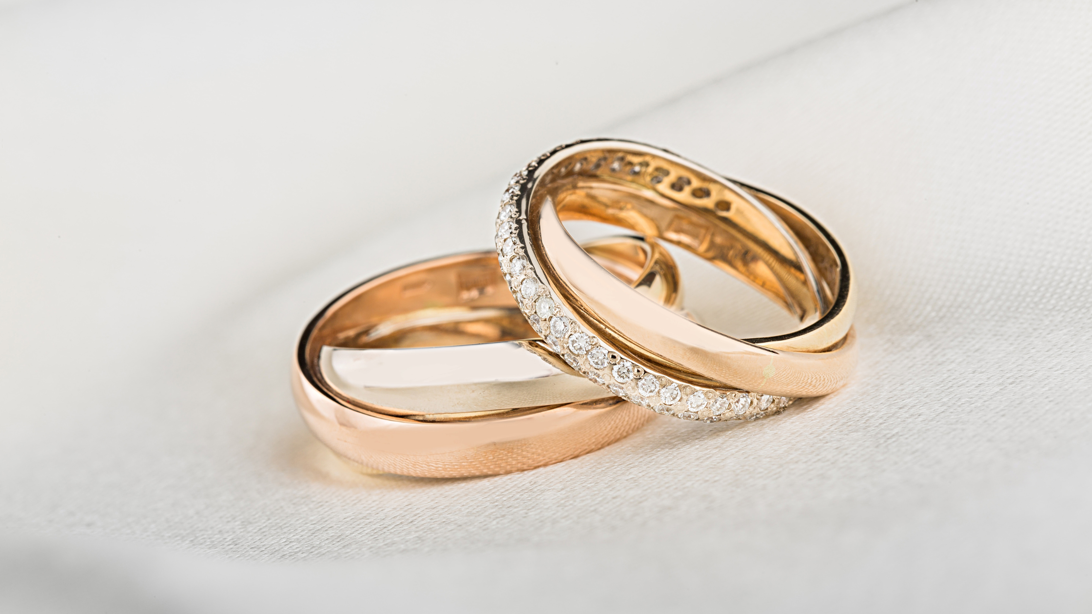 Read more about the article How to Choose Between White Gold and Yellow Gold For Your Ring